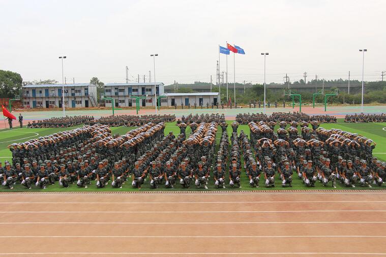 南昌向遠軌道學校2018級新生開學典禮暨軍訓匯演表彰大會隆重舉行