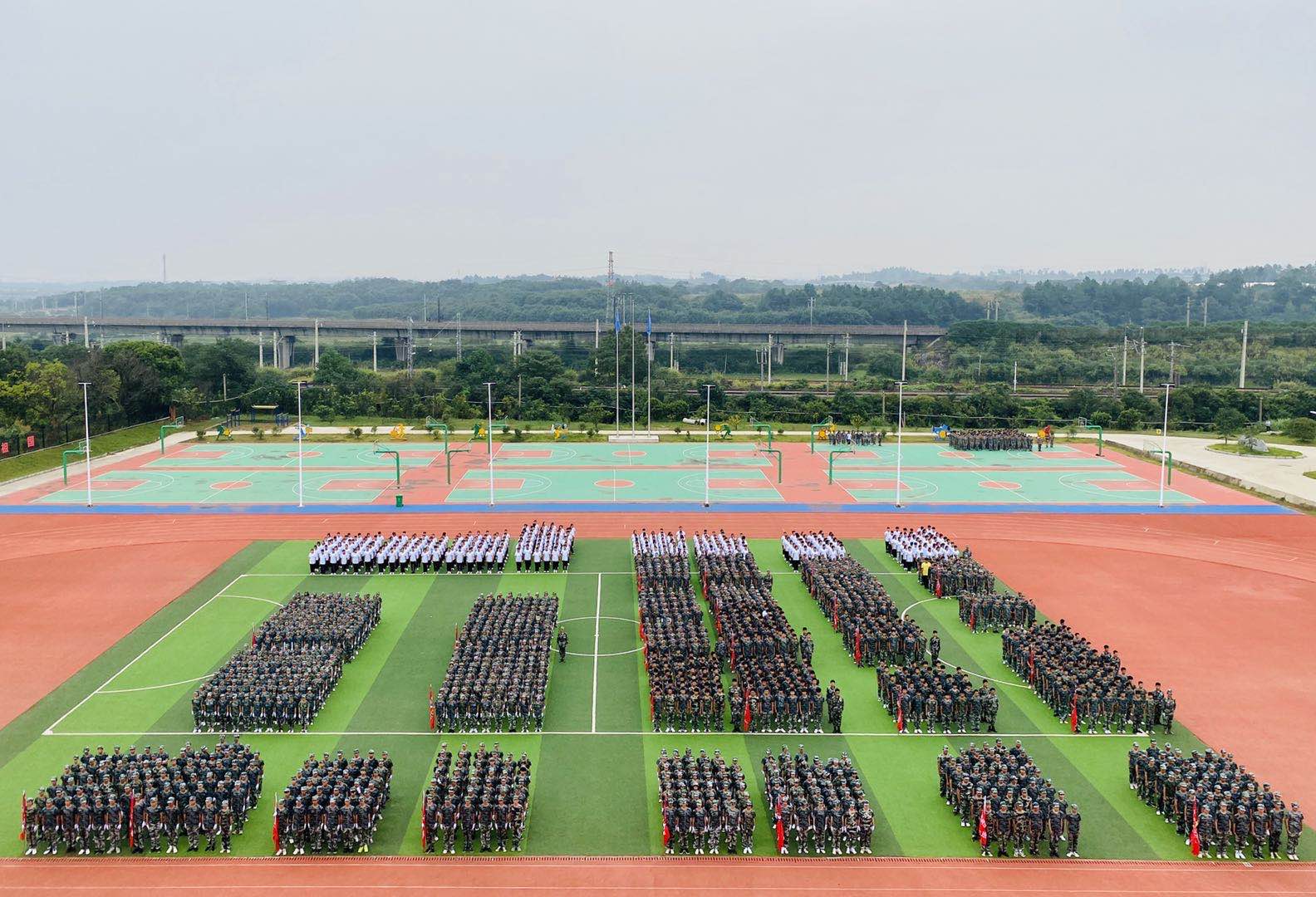 南昌向遠(yuǎn)軌道學(xué)校2020年秋季新生素質(zhì)拓展活動匯報(bào)表演暨總結(jié)表彰大會隆重舉行