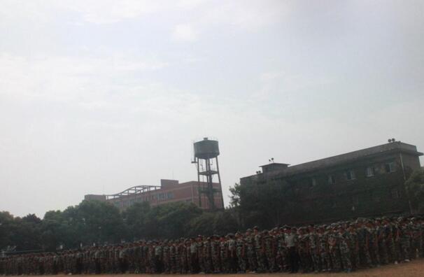 南昌向遠(yuǎn)軌道技術(shù)學(xué)校成功舉辦2016年秋季新生軍訓(xùn)表彰大會(huì)