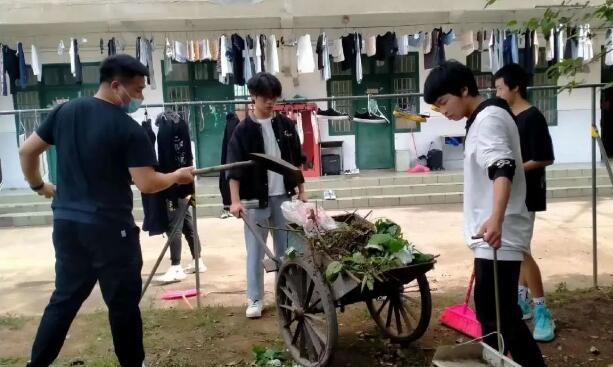 南昌向遠軌道技術(shù)學校向塘校區(qū)共青團建團百年暨“五四”青年節(jié)義務勞動記實