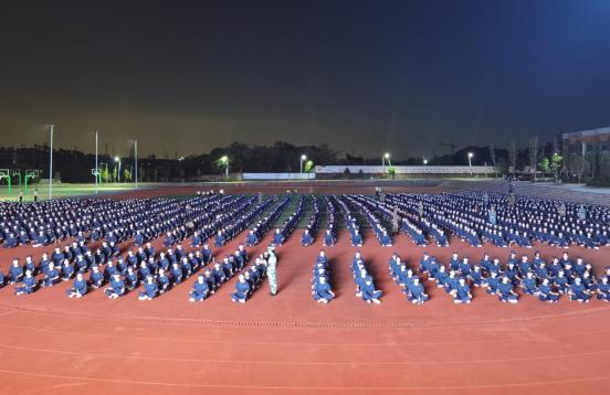 奮斗成就夢想‖南昌向遠(yuǎn)軌道技術(shù)學(xué)校組織學(xué)生觀看開學(xué)第一課