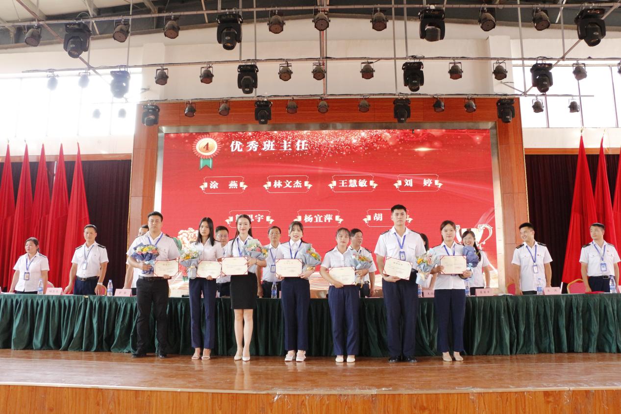 南昌向遠(yuǎn)軌道技術(shù)學(xué)校召開(kāi)2021-2022學(xué)年先進(jìn)教師大會(huì)