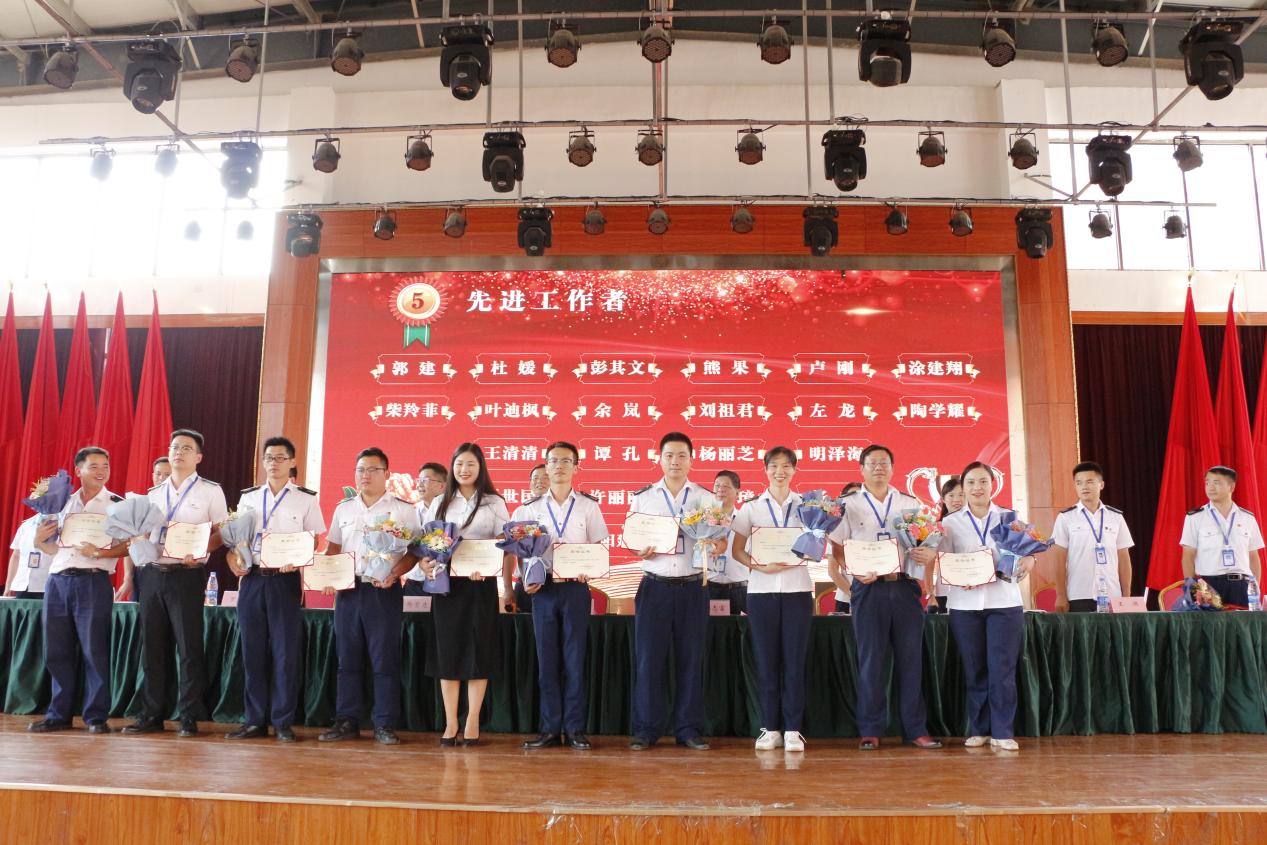 南昌向遠(yuǎn)軌道技術(shù)學(xué)校召開(kāi)2021-2022學(xué)年先進(jìn)教師大會(huì)