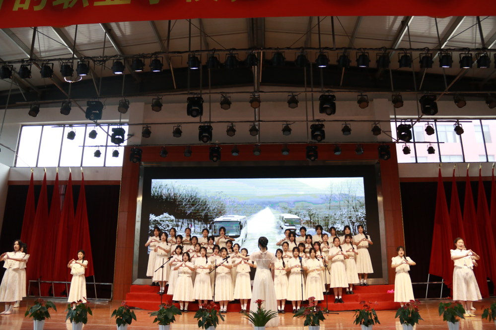 南昌向遠軌道技術(shù)學校第五屆校園文化節(jié)系列活動之“青春心向黨，弘揚五四情”大合唱比賽