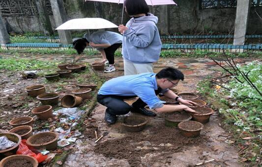 學(xué)雷鋒 共筑美麗幸福家園—我校團(tuán)委組織學(xué)習(xí)雷鋒精神系列活動（一）