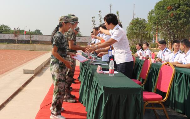 南昌向遠(yuǎn)軌道技術(shù)學(xué)校2019級(jí)新生開學(xué)典禮暨軍訓(xùn)匯演表彰大會(huì)隆重舉行