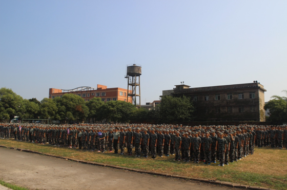 軌道學(xué)校2015級秋季新生軍訓(xùn)會(huì)操暨總結(jié)表彰大會(huì)