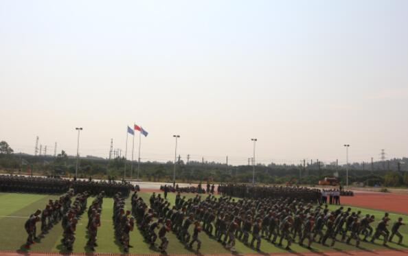 南昌向遠(yuǎn)軌道技術(shù)學(xué)校2019級(jí)新生開學(xué)典禮暨軍訓(xùn)匯演表彰大會(huì)隆重舉行