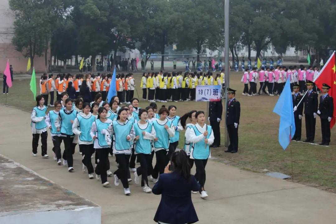 南昌向遠軌道技術(shù)學校第六屆趣味運動會順利開幕