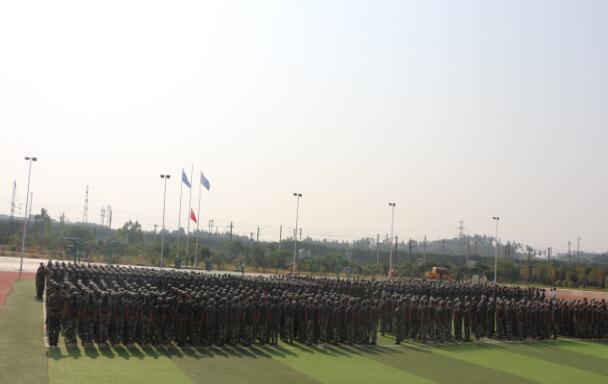 南昌向遠(yuǎn)軌道技術(shù)學(xué)校2019級(jí)新生開學(xué)典禮暨軍訓(xùn)匯演表彰大會(huì)隆重舉行