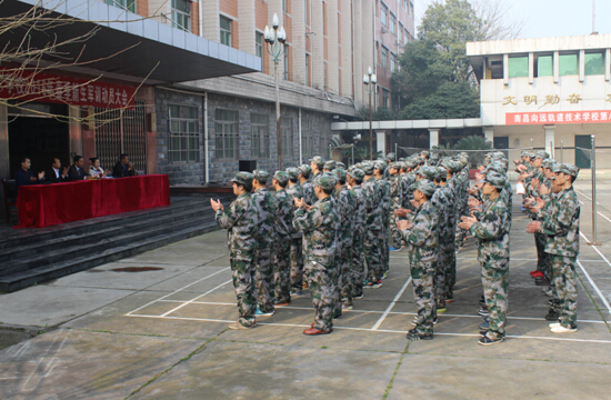 南昌向遠(yuǎn)軌道技術(shù)學(xué)校成功舉辦2016年春季新生軍訓(xùn)表彰大會(huì)