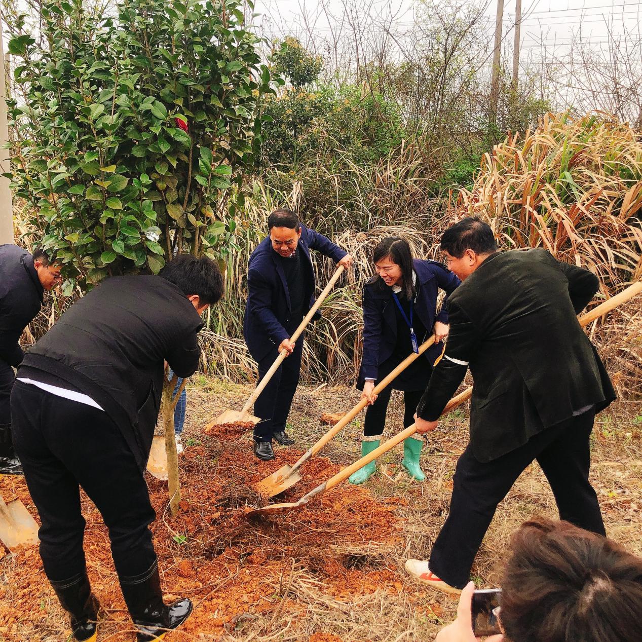 南昌向遠(yuǎn)軌道技術(shù)學(xué)校助力植樹(shù)節(jié)，彰顯向遠(yuǎn)力量