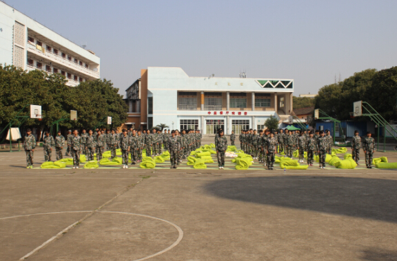 南昌向遠軌道技術學校2016年春軍訓