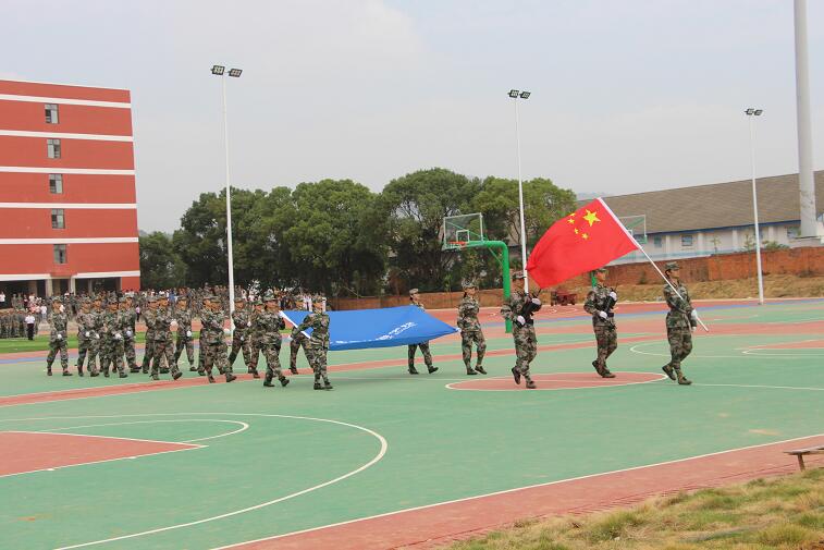 南昌向遠軌道學校2018級新生開學典禮暨軍訓匯演表彰大會隆重舉行