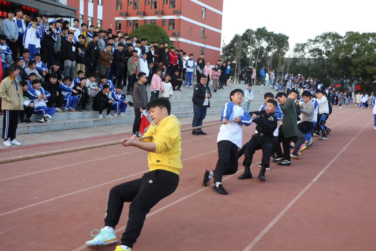 南昌向遠(yuǎn)軌道技術(shù)學(xué)校第一屆校園體育節(jié)系列活動之拔河比賽