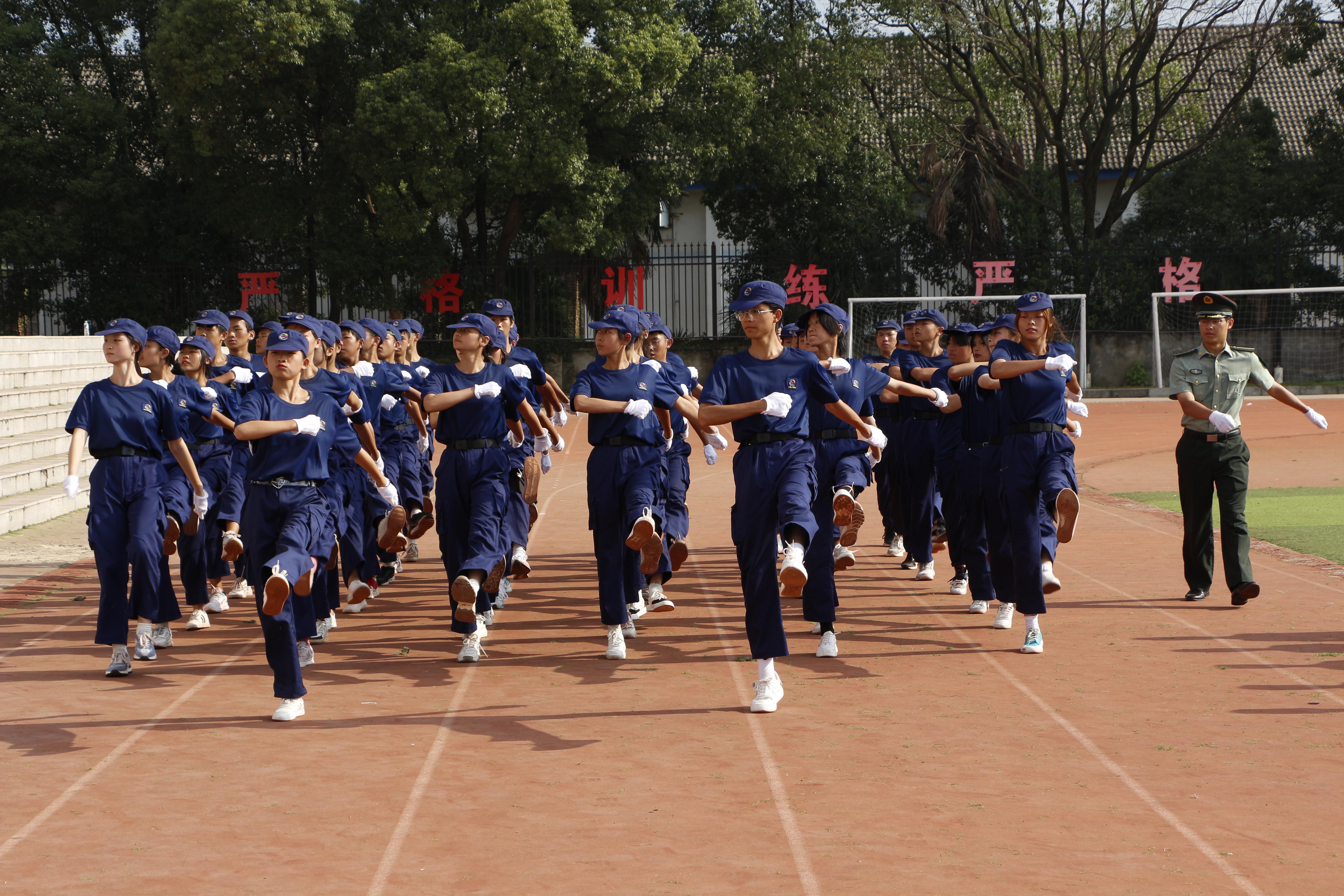 南昌向遠(yuǎn)軌道技術(shù)學(xué)校2021年秋季新生入學(xué)教育成果展示暨總結(jié)表彰大會(huì)隆重舉行