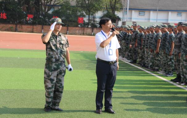 南昌向遠(yuǎn)軌道技術(shù)學(xué)校2019級(jí)新生開學(xué)典禮暨軍訓(xùn)匯演表彰大會(huì)隆重舉行